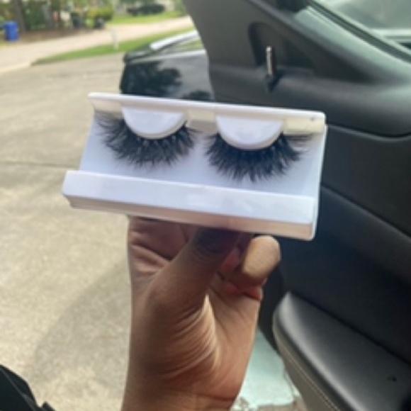 Lashes - Picture 3 of 3